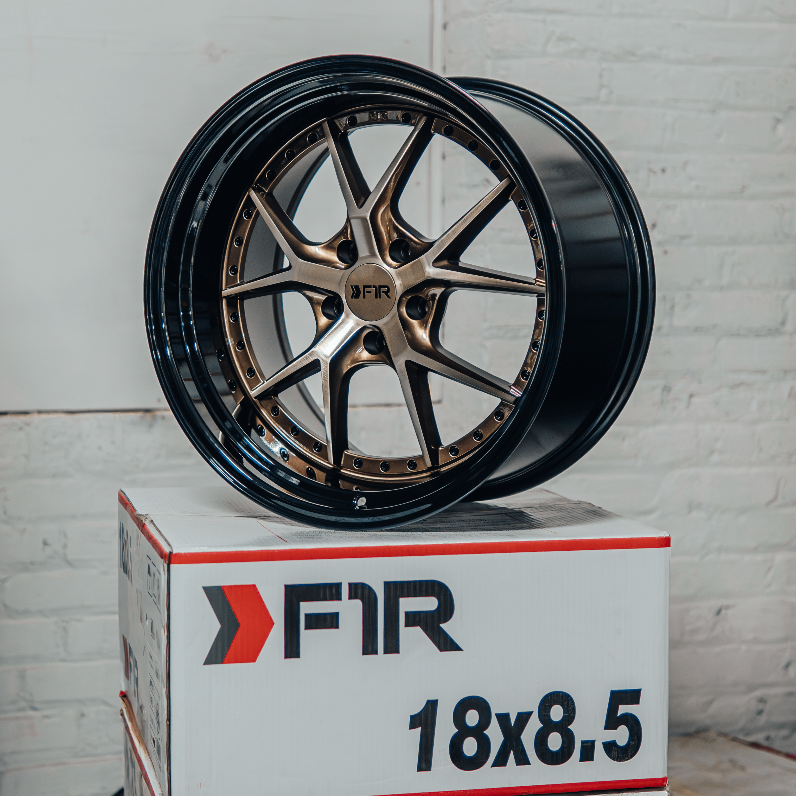 F105 Bronze / Black Lip