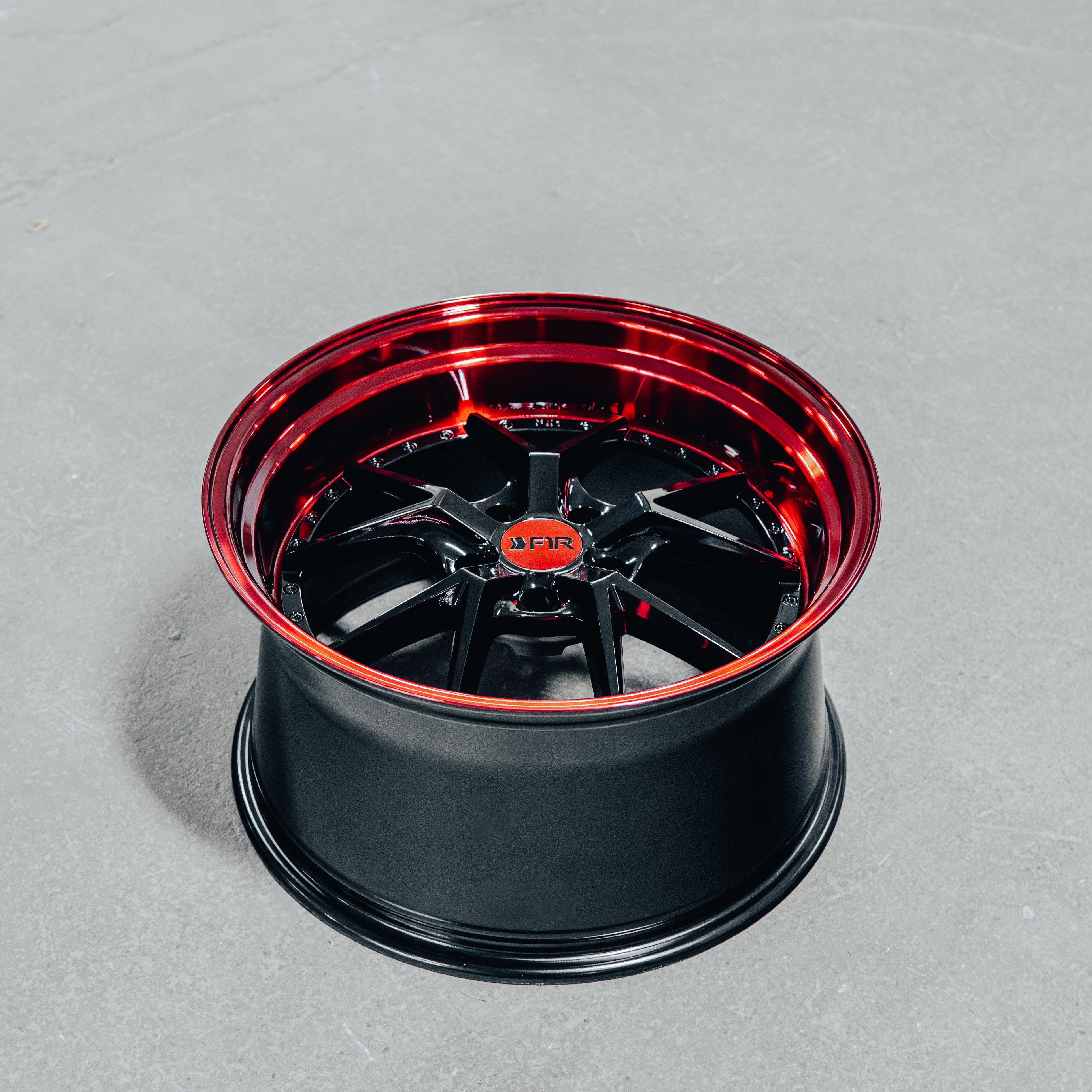 F105 Gloss Black / Red Lip