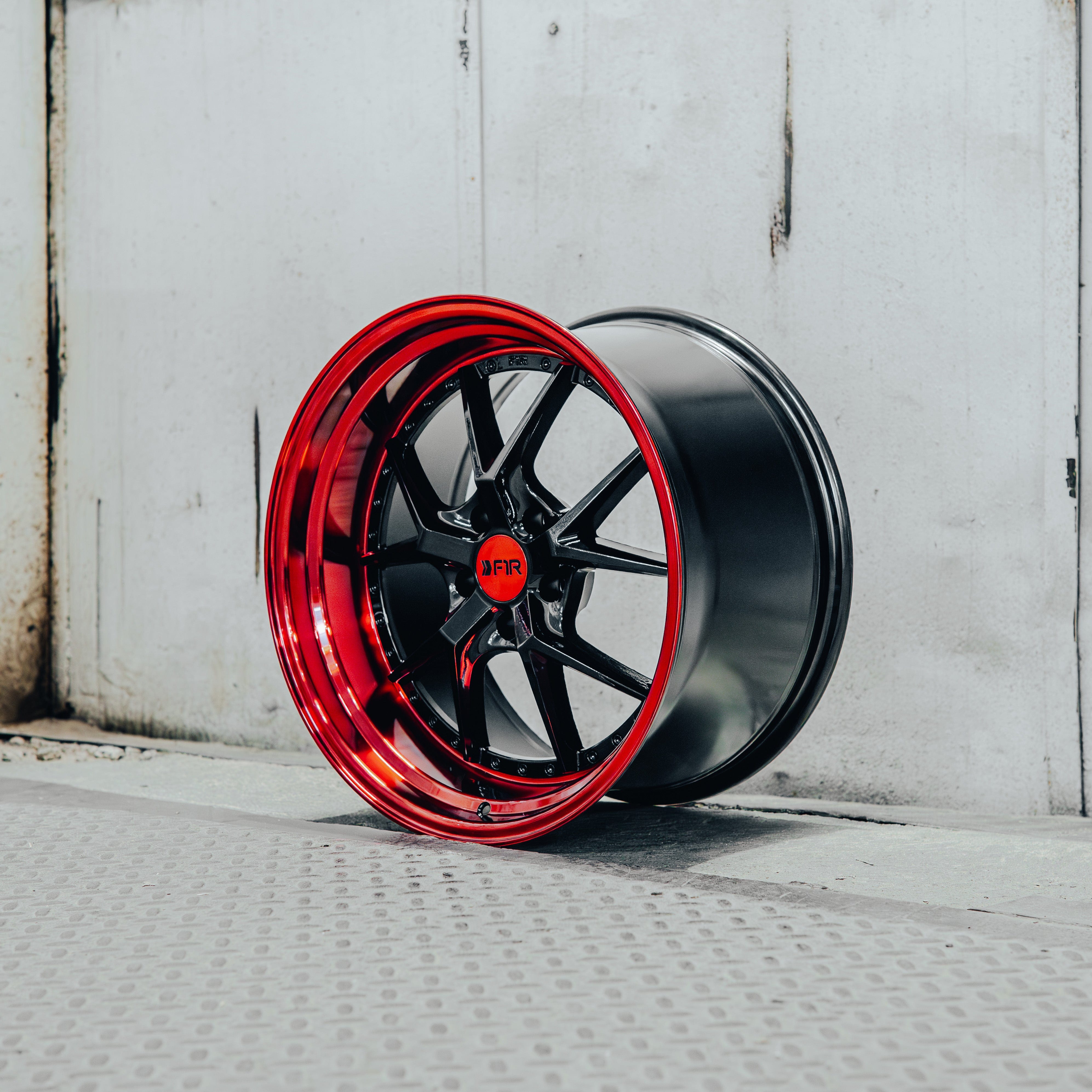 F105 Gloss Black / Red Lip