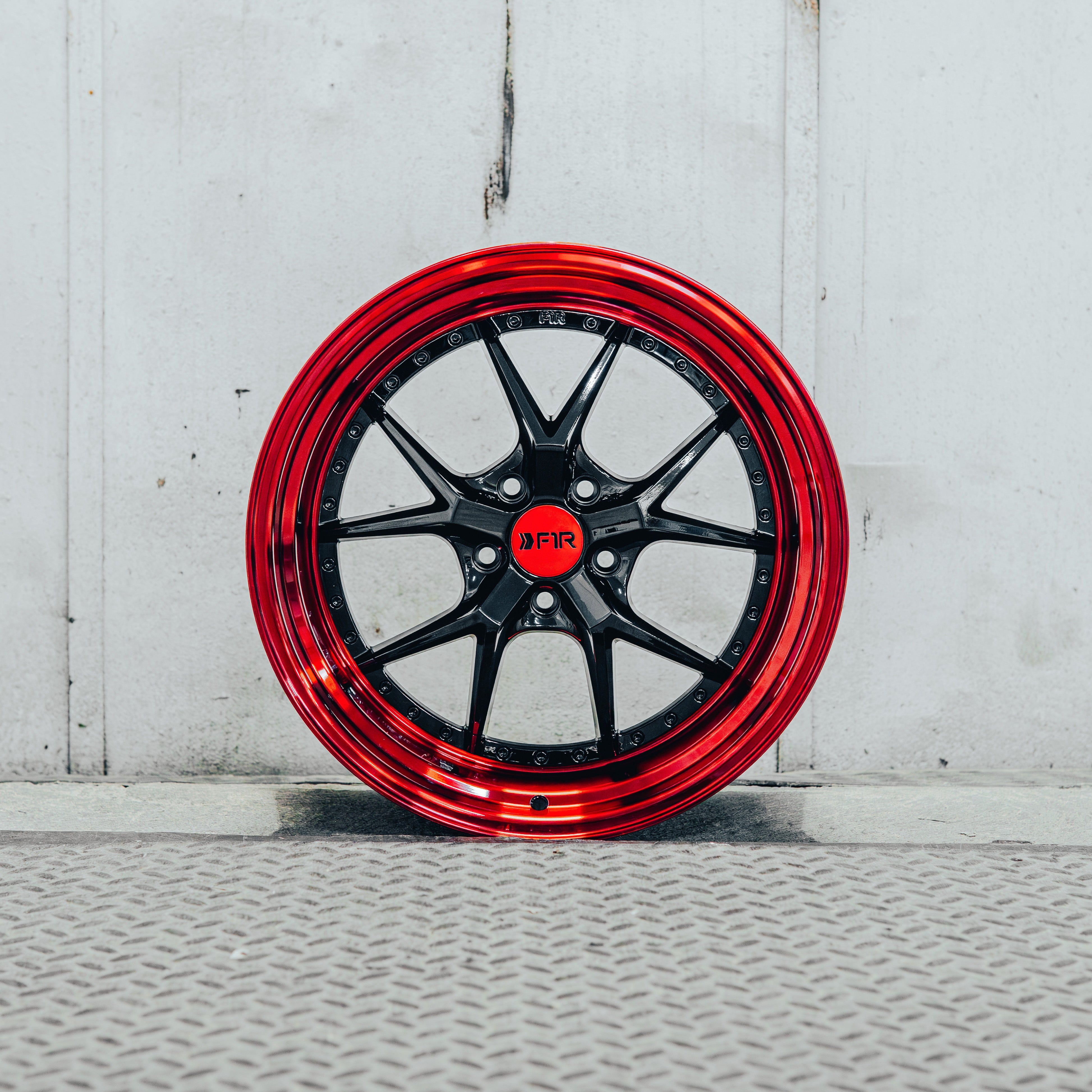 F105 Gloss Black / Red Lip