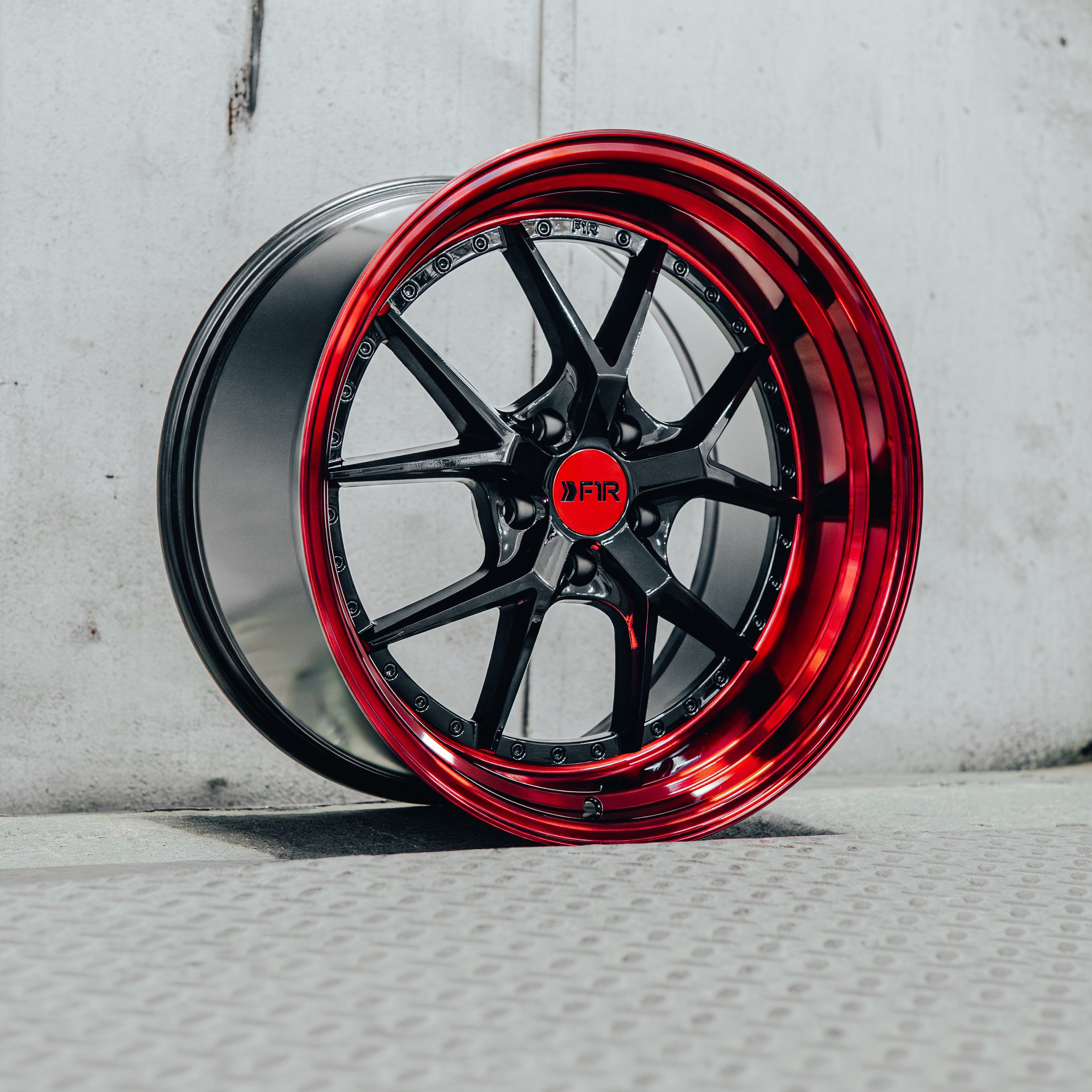 F105 Gloss Black / Red Lip
