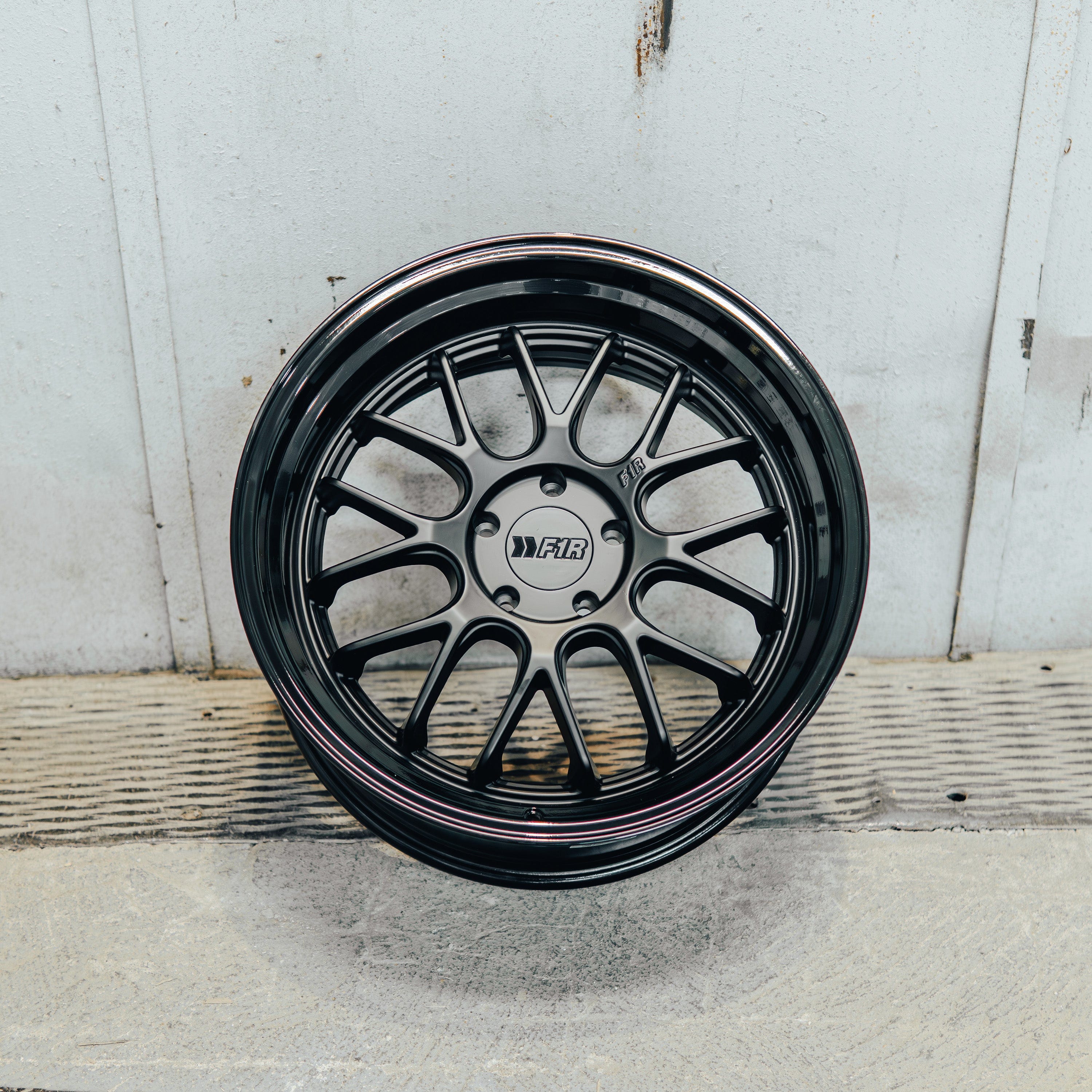 F21 Satin Black/Gloss Black Lip