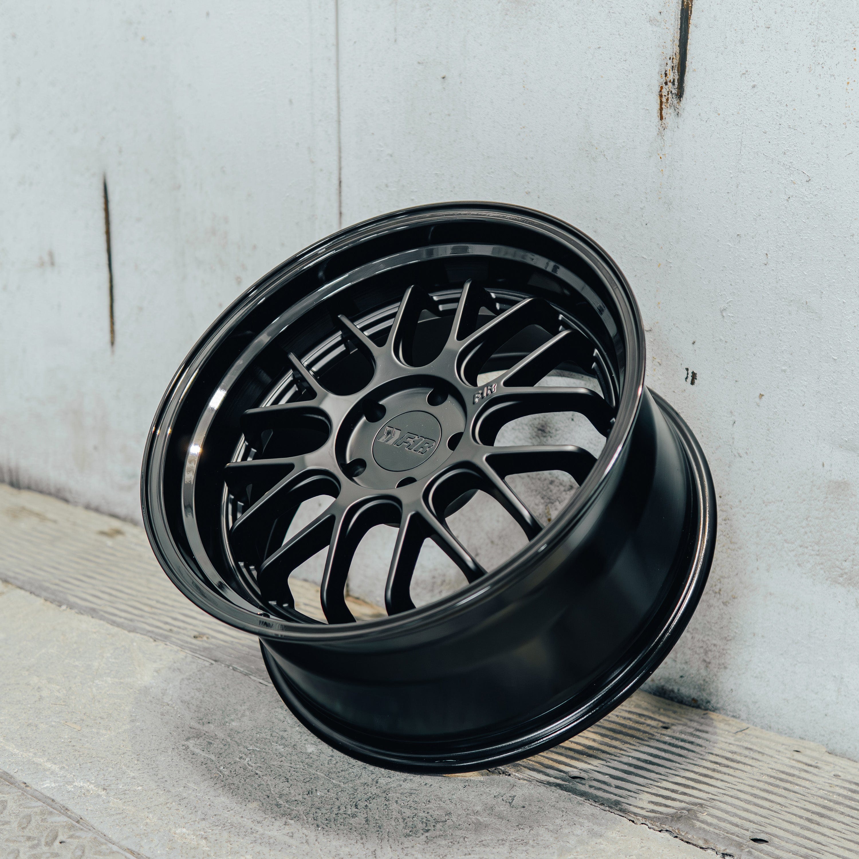 F21 Satin Black/Gloss Black Lip