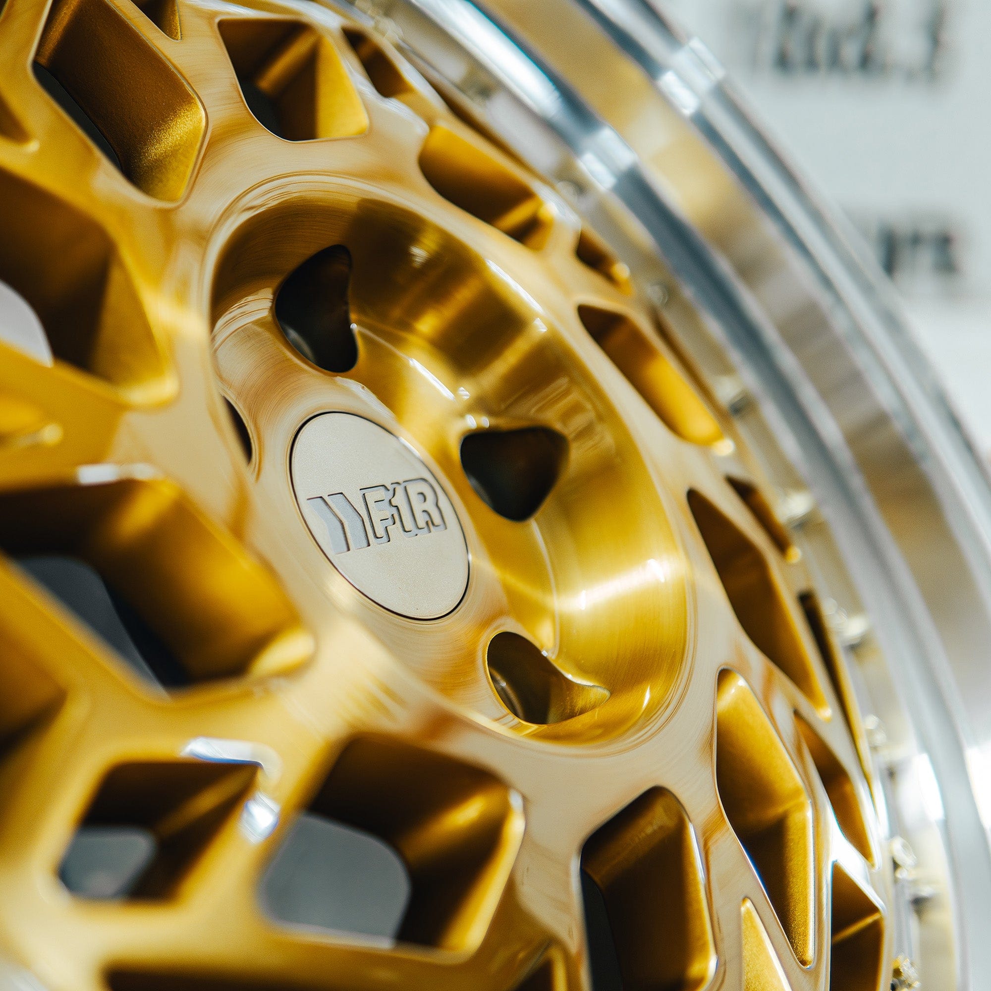 R32 Brushed Gold/Polish Lip