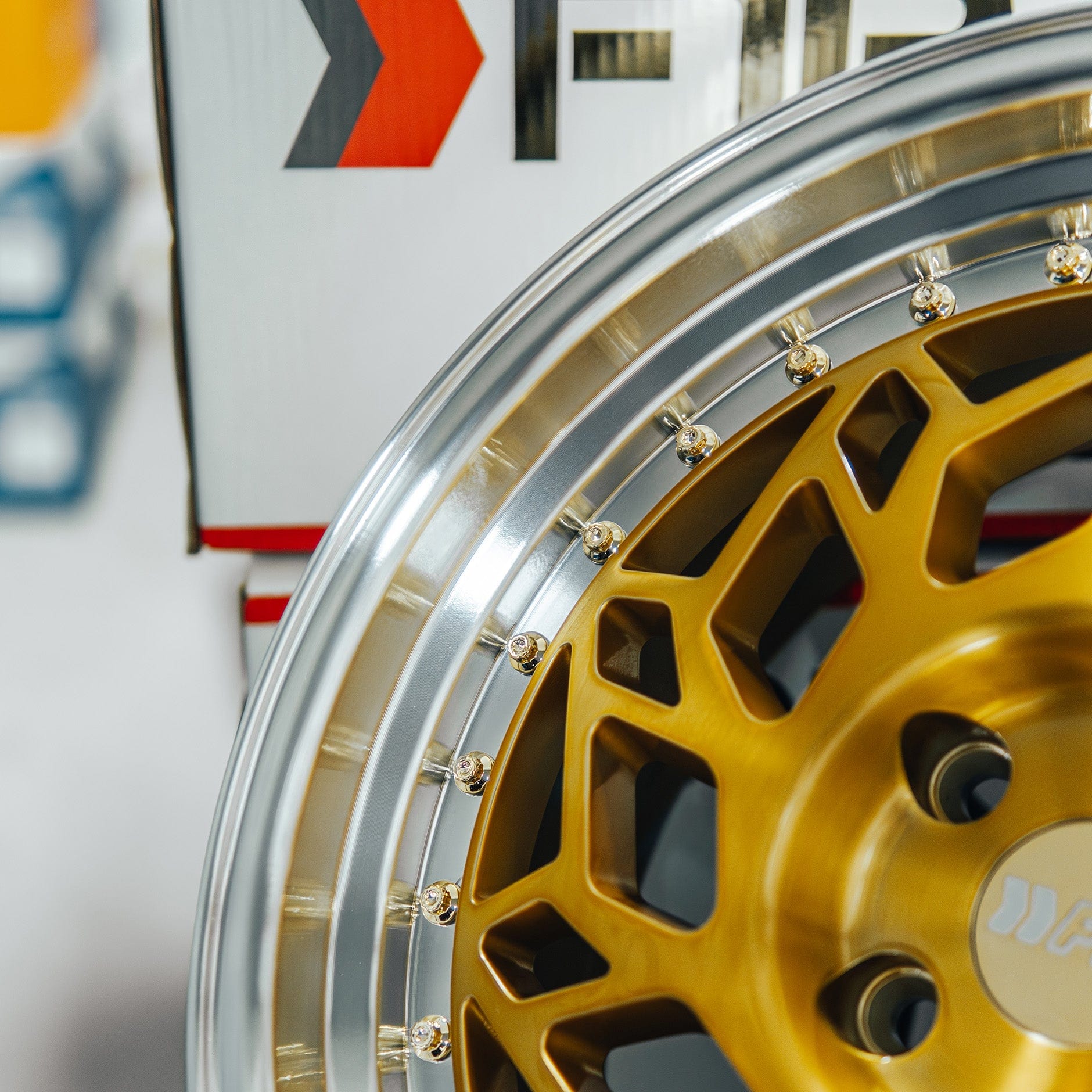 R32 Brushed Gold/Polish Lip