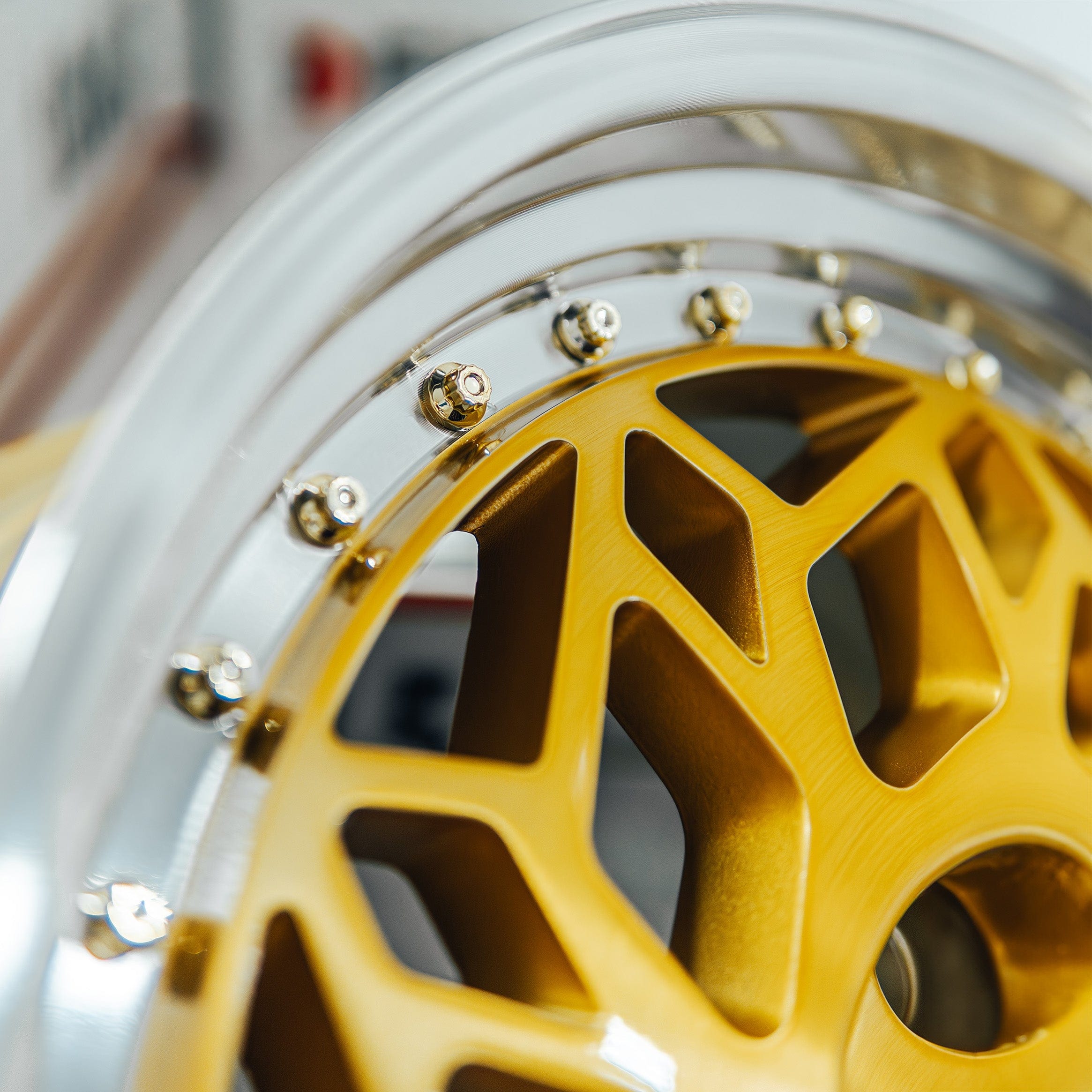 R32 Brushed Gold/Polish Lip