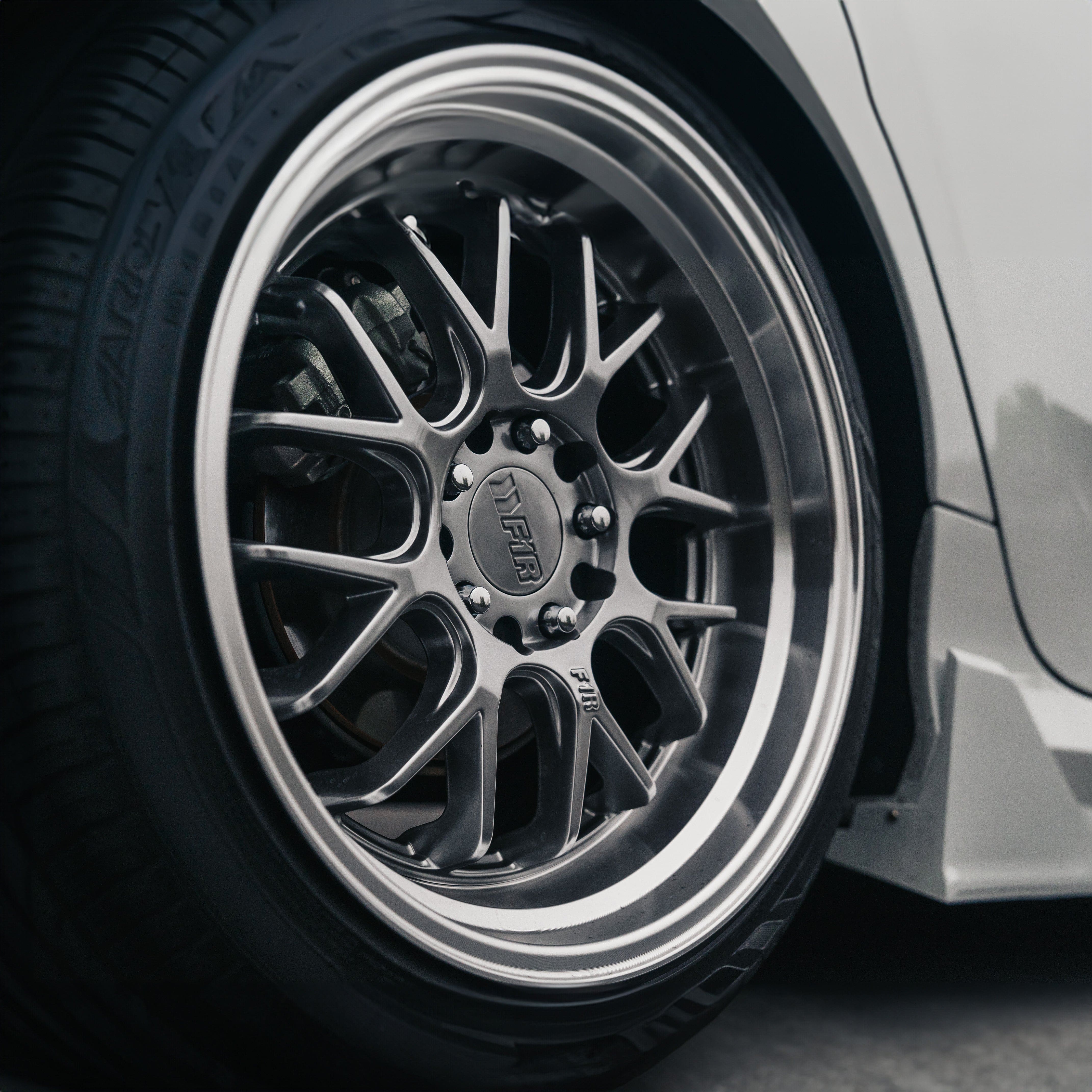 F21 Hyper Black / Polish Lip