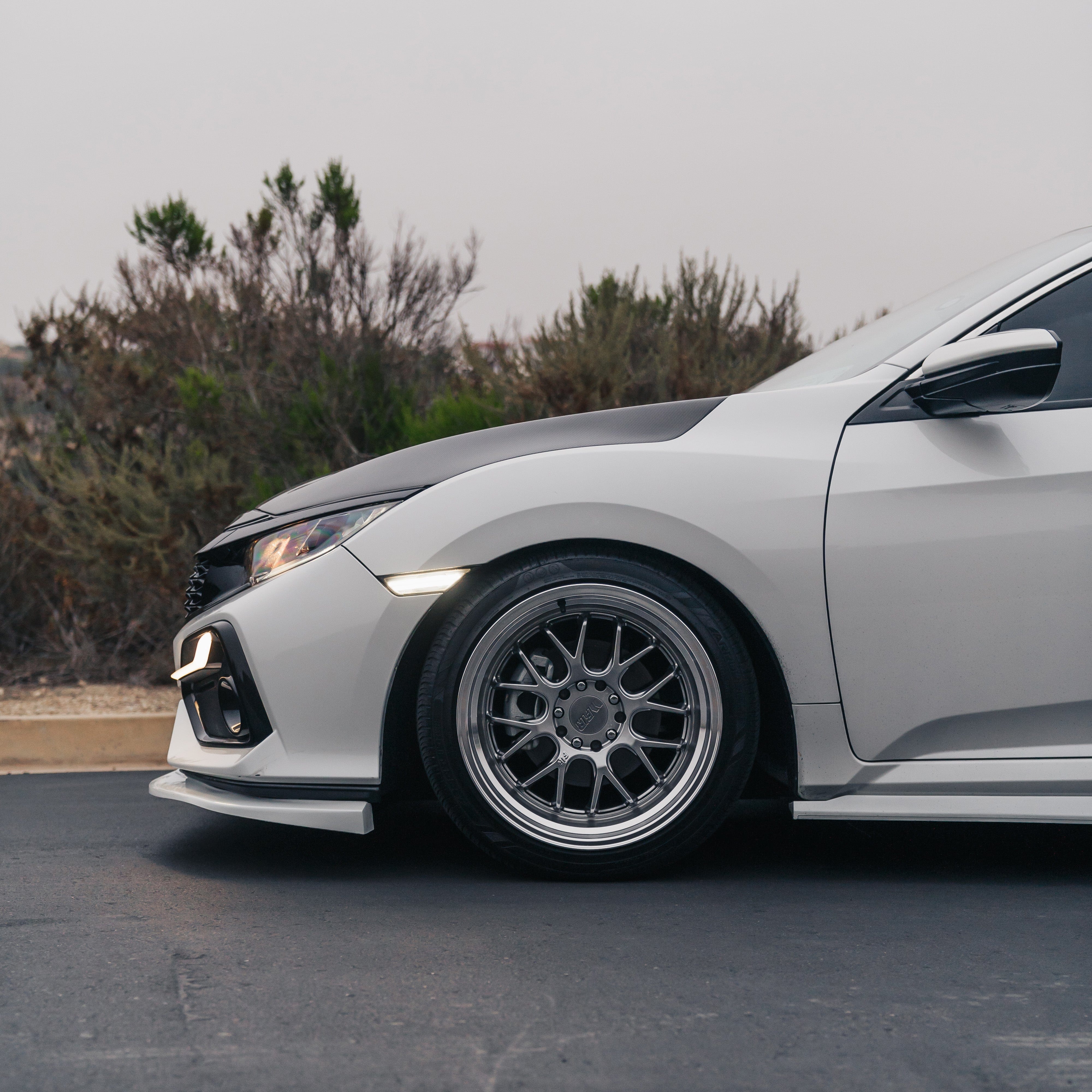 F21 Hyper Black / Polish Lip