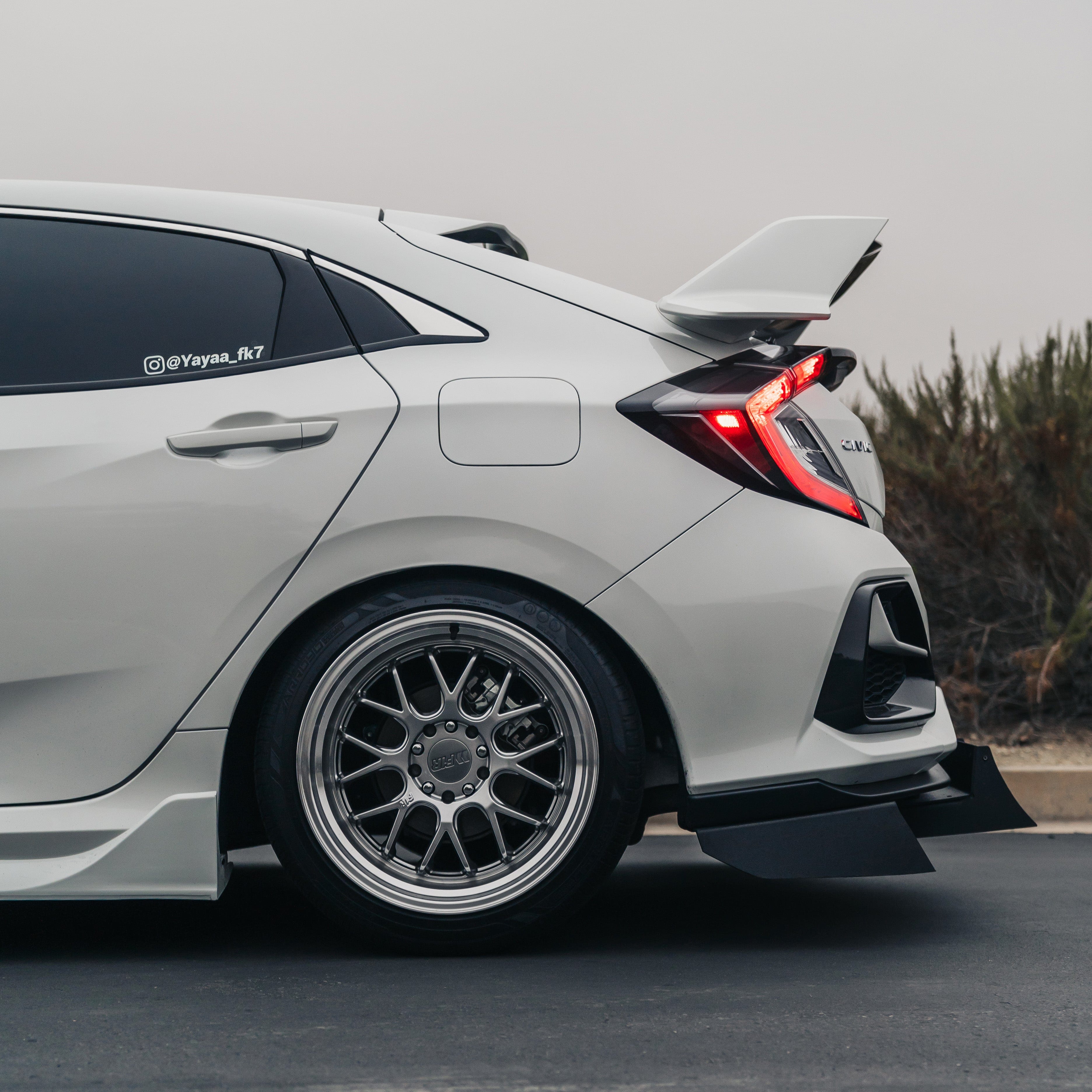 F21 Hyper Black / Polish Lip